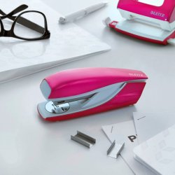 Leitz WOW NeXXt hftemaskine i pink til 30 ark