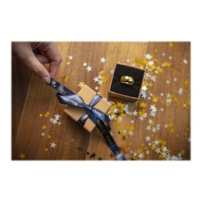 Brother TZe-RN34 tape - guld tekst p� marinebl� - 12mmx4m - satinb�nd