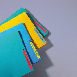 Dymo Tape D1 - Aftagelig - 9mmx7m - sort tekst p rd