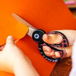 Fiskars brnesaks kids mariehne - fra 3 r - afrundet blad - 13 cm