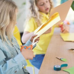 Fiskars brnesaks i orange - fra 8 r - afrundet blad - 13 cm