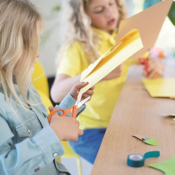 Fiskars brnesaks i orange - fra 8 r - afrundet blad - 13 cm