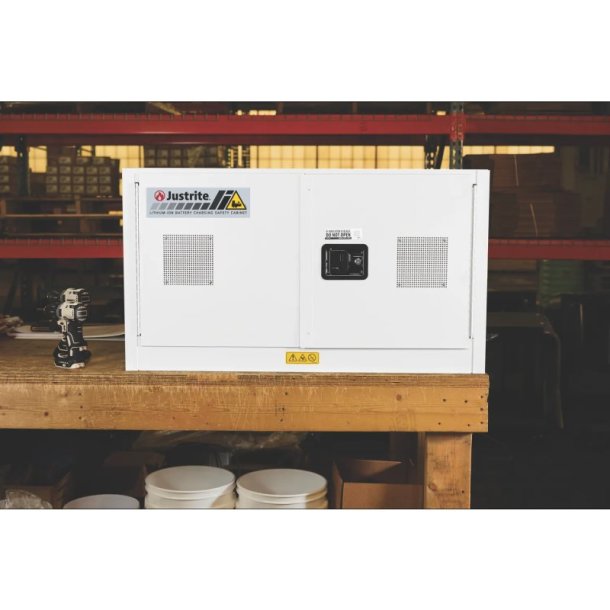 Justrite 23-LC batteriskab til opbevaring/opladning af - Bordmodel