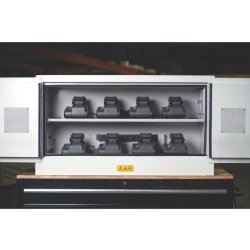 Justrite 23-LC batteriskab til opbevaring/opladning af - Bordmodel