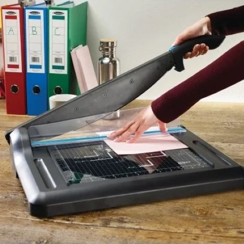Skærekniv og skæreplade med kniv – præcision til hobbybrug og kontor