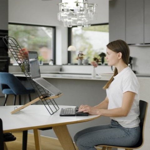 Justerbar desk riser &ndash; skr&aelig;ddersyet sk&aelig;rmh&oslash;jde til din krop og arbejdsstilling