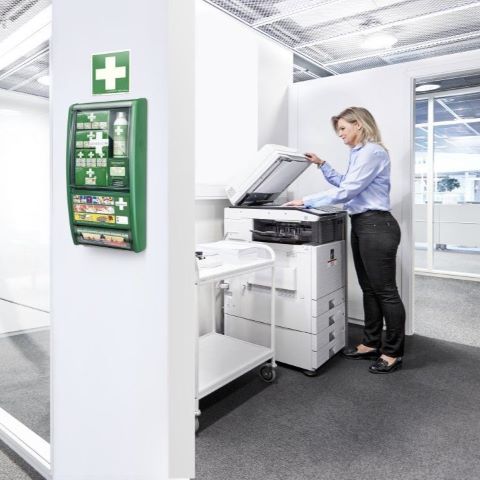 F&oslash;rstehj&aelig;lpsskab og f&oslash;rstehj&aelig;lpstavle &ndash; synligt beredskab p&aring; v&aelig;ggen
