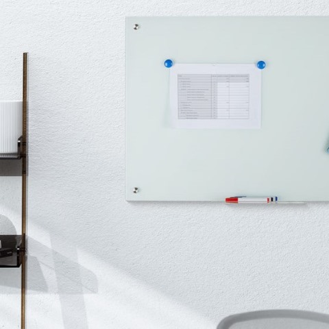 Magnetisk glastavle og glas magnettavle – skriveflade og opslagstavle i ét