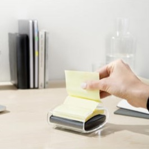 Post-it dispenser til Z-notes 76x76 mm sort fra 3M inkl. gul blok 90 blade til skrivebord og reception