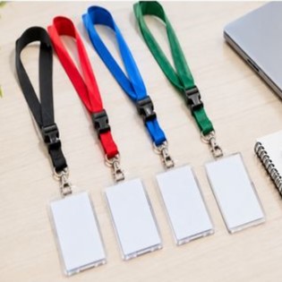 Professionelt udtryk og branding &ndash; keyhangers med logo og i firmafarverne