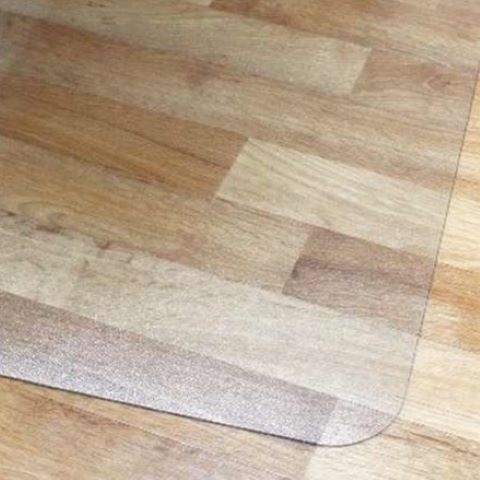 Stoleunderlag tr&aelig;gulv i polycarbonat &ndash; transparent og n&aelig;sten usynlig beskyttelse