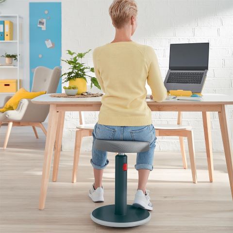 En balancestol er et alternativ til den traditionelle kontorstol og er designet til at fremme en aktiv og dynamisk siddestilling
