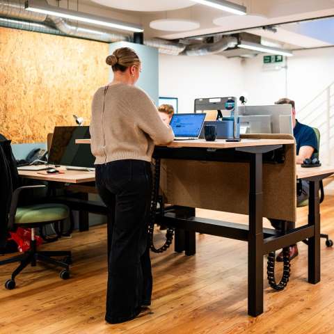 Et elektrisk h&aelig;ve s&aelig;nkebord giver dig mulighed for nemt at skifte mellem siddende og st&aring;ende arbejde i l&oslash;bet af dagen.