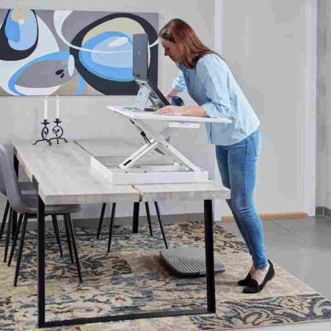 Deskriser &ndash; l&oslash;ft sk&aelig;rmen til den rette h&oslash;jde og skab plads p&aring; skrivebordet