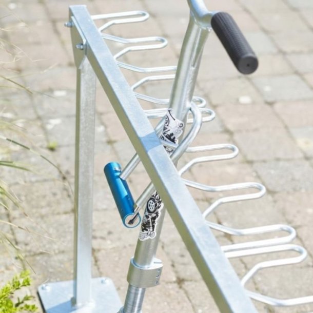 St&auml;ll f&ouml;r 9 sparkcyklar  30 mm galvaniserat st�l, st�ende montering