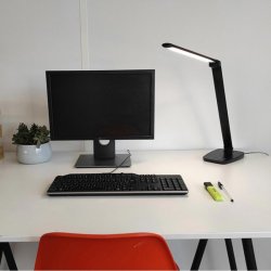 Unilux Skrivebordslampe Twistled - Sort d�mpbar LED kontorlampe